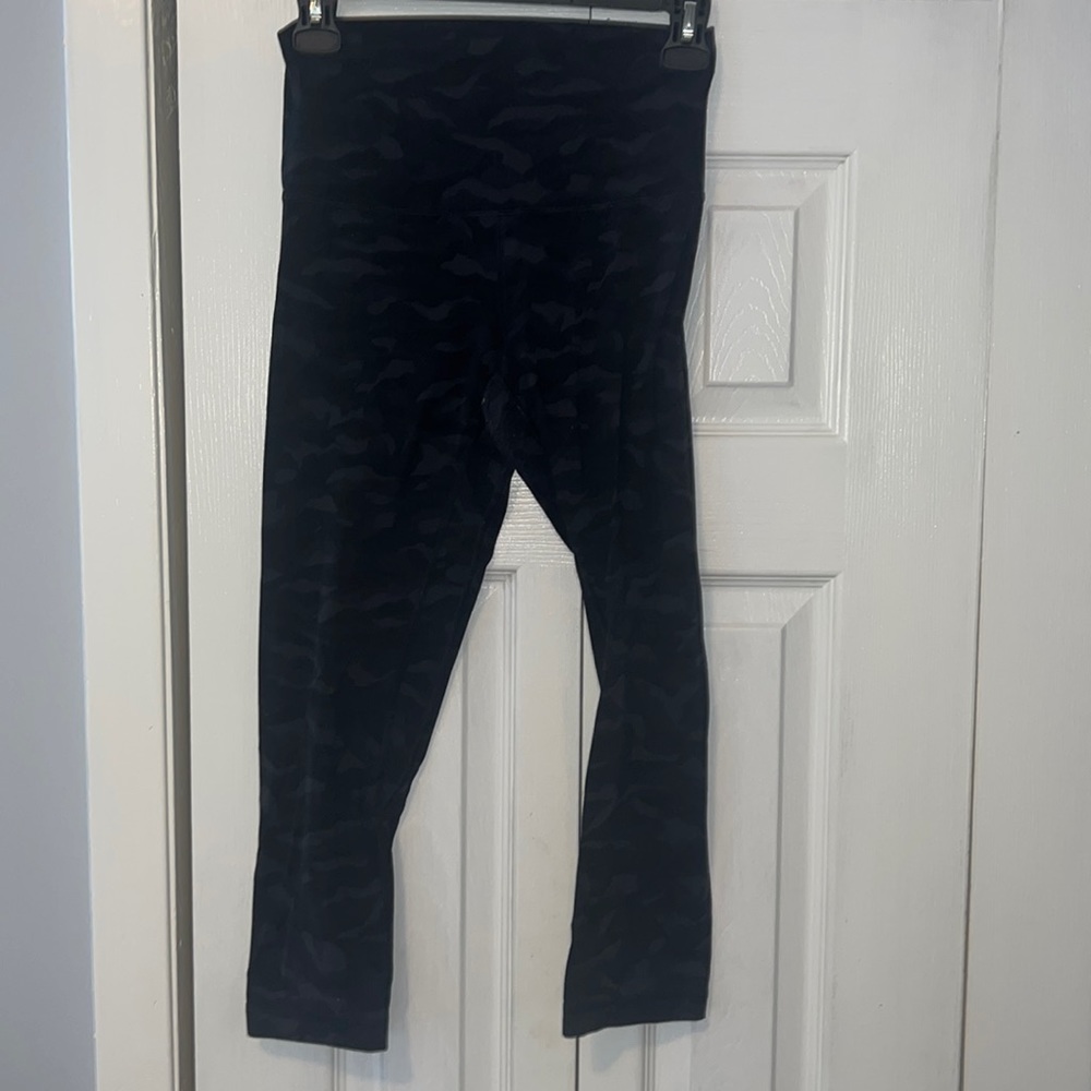GUC Lululemon Black camo align size 4
